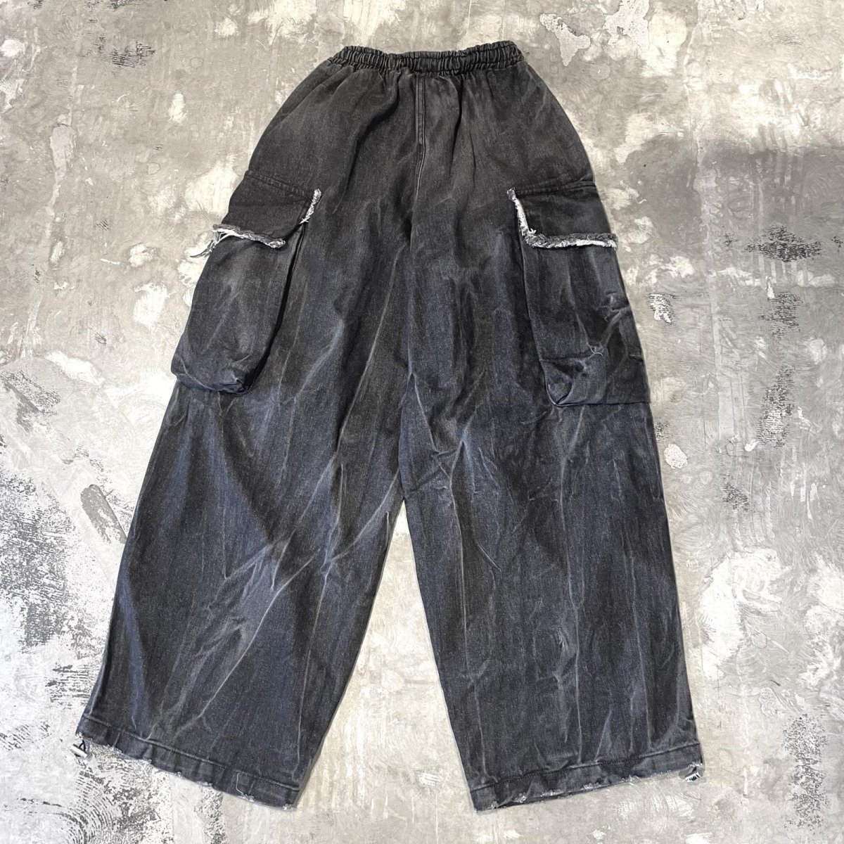 画像2: 【WONDERGROUND】BIG CARGO POCKET WIDE DENIM PANTS / BLACK / OS (2)