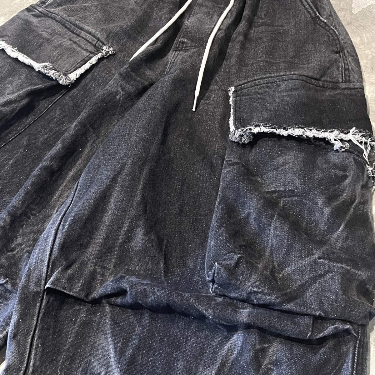 画像4: 【WONDERGROUND】BIG CARGO POCKET WIDE DENIM PANTS / BLACK / OS (4)