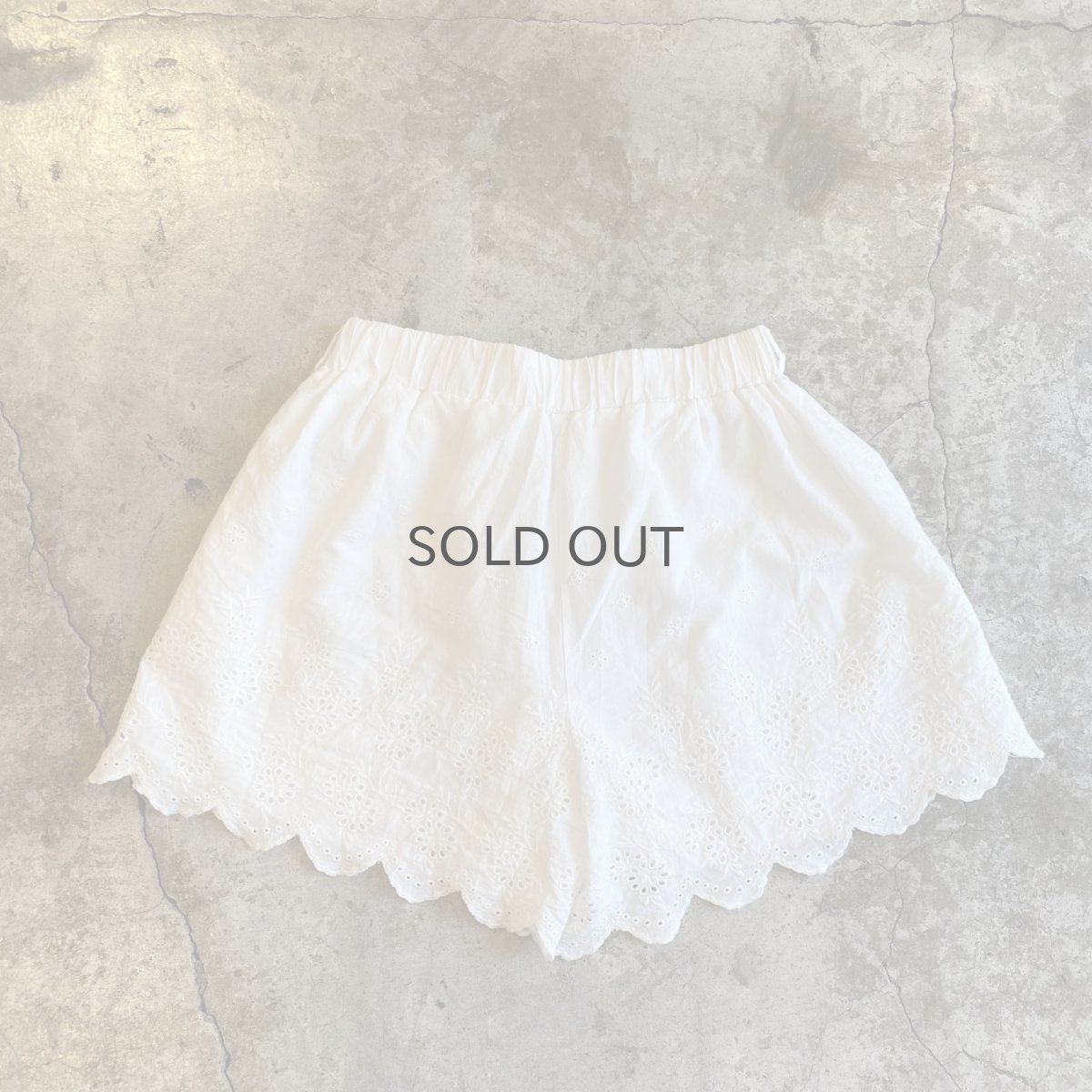 画像2: PUNCHING LACE FLOWER PATTERN DESIGN SHORT PANTS / W24~W37 (2)