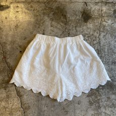 画像2: PUNCHING LACE FLOWER PATTERN DESIGN SHORT PANTS / W24~W37 (2)
