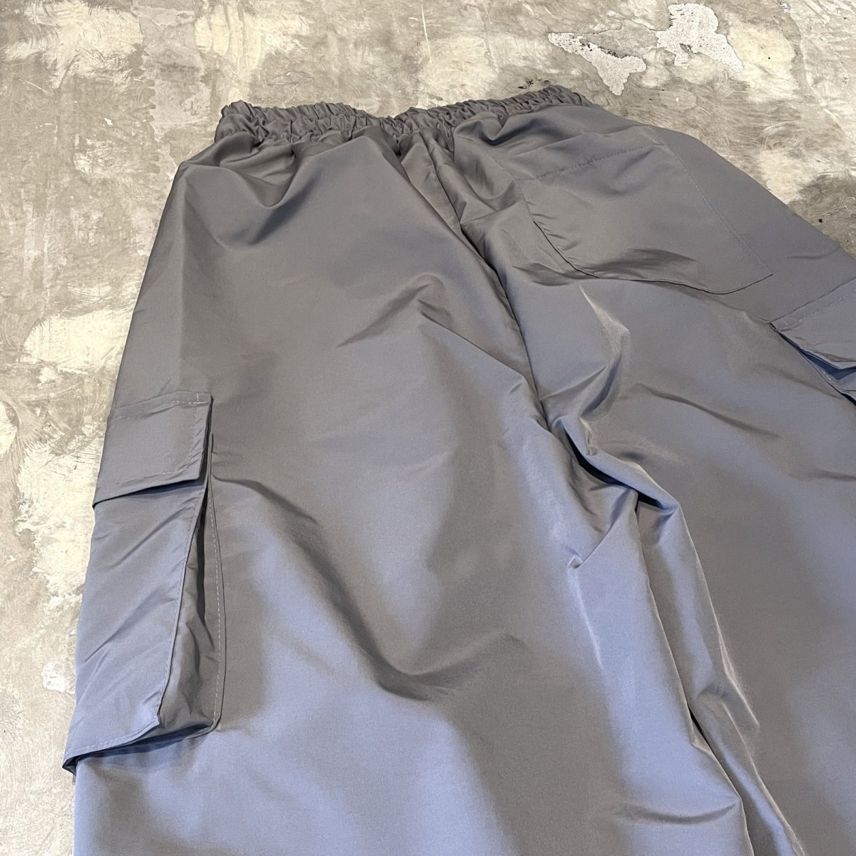 画像9: 【WONDERGROUND】KNEE TUCK WIDE SILHOUETTE CADGO PANTS / GRAY / OS (9)