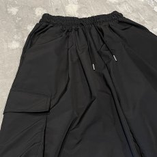 画像3: 【WONDERGROUND】KNEE TUCK WIDE SILHOUETTE CADGO PANTS / BLACK / OS (3)