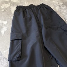 画像9: 【WONDERGROUND】KNEE TUCK WIDE SILHOUETTE CADGO PANTS / BLACK / OS (9)
