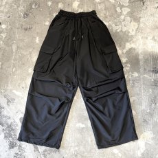 画像1: 【WONDERGROUND】KNEE TUCK WIDE SILHOUETTE CADGO PANTS / BLACK / OS (1)