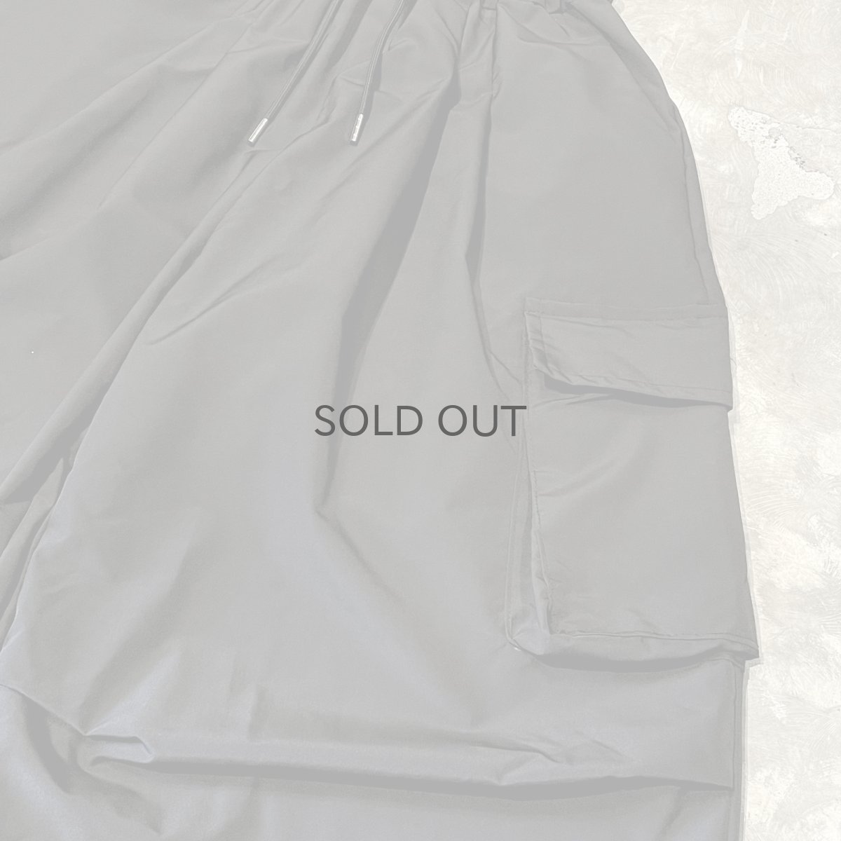 画像4: 【WONDERGROUND】KNEE TUCK WIDE SILHOUETTE CADGO PANTS / BLACK / OS (4)