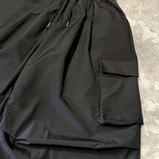 画像4: 【WONDERGROUND】KNEE TUCK WIDE SILHOUETTE CADGO PANTS / BLACK / OS (4)