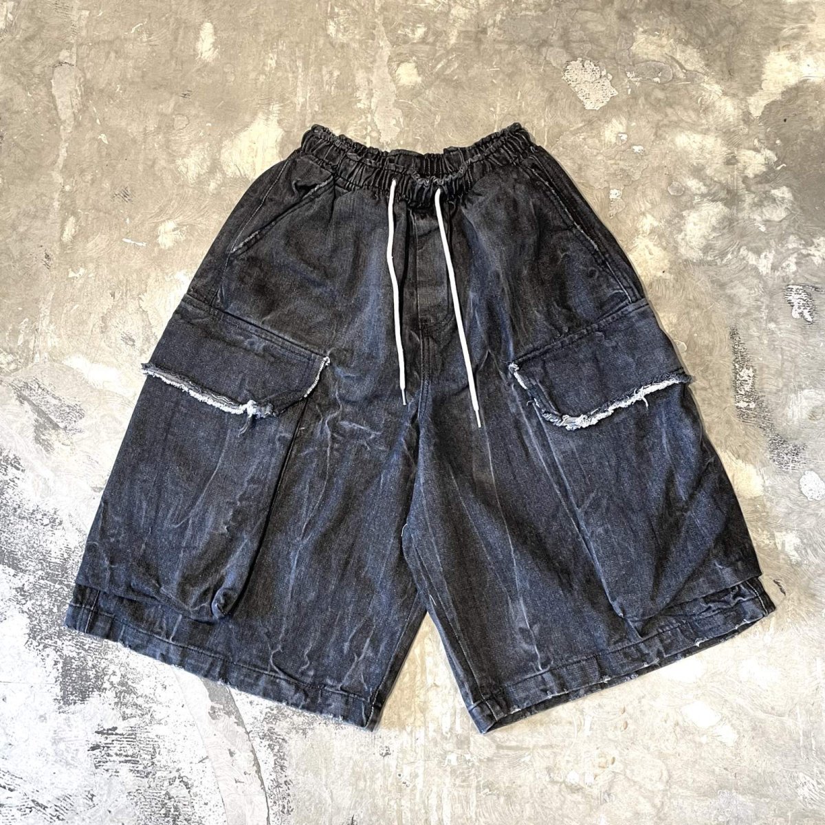 画像1: 【WONDERGROUND】BIG CARGO POCKET WIDE DENIM DARGO PANTS / BLACK / OS (1)