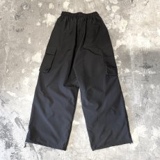 画像2: 【WONDERGROUND】KNEE TUCK WIDE SILHOUETTE CADGO PANTS / BLACK / OS (2)