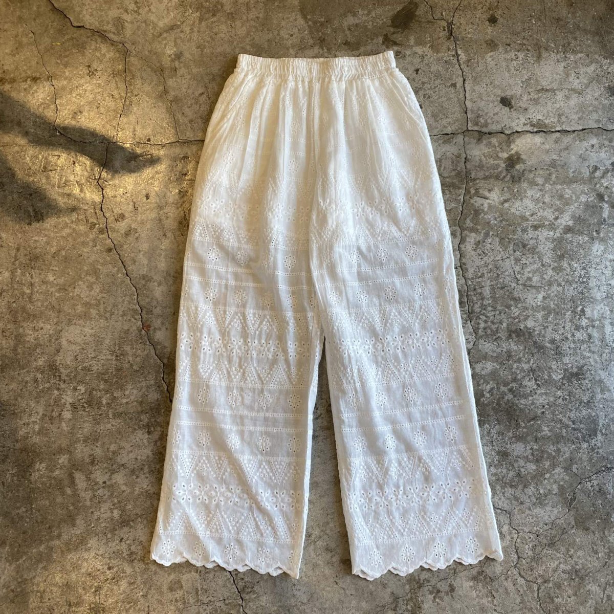 画像1: WHITE COLOR PUNCHING LACE HEM DESIGN PANTS / FREE (1)