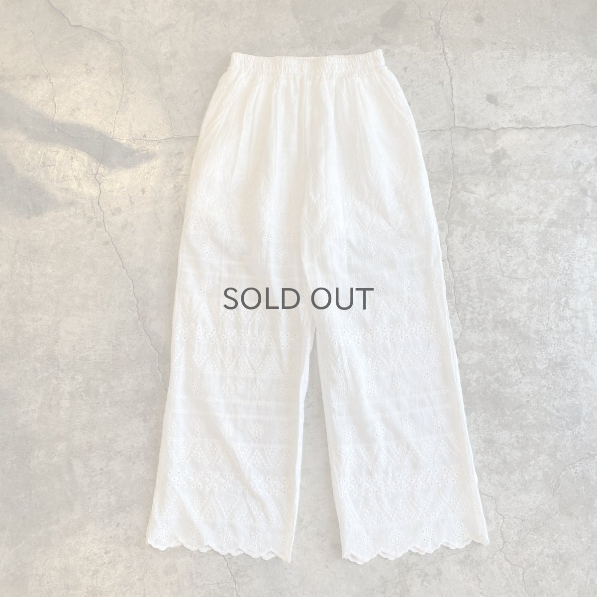 画像1: WHITE COLOR PUNCHING LACE HEM DESIGN PANTS / FREE (1)