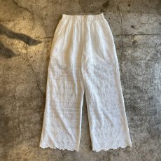 画像1: WHITE COLOR PUNCHING LACE HEM DESIGN PANTS / FREE (1)