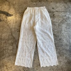 画像2: WHITE COLOR PUNCHING LACE HEM DESIGN PANTS / FREE (2)