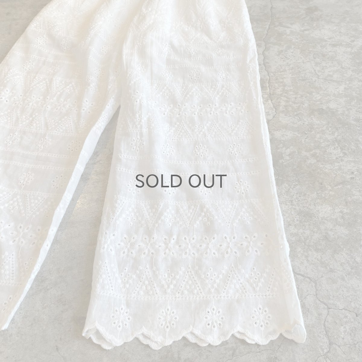 画像4: WHITE COLOR PUNCHING LACE HEM DESIGN PANTS / FREE (4)