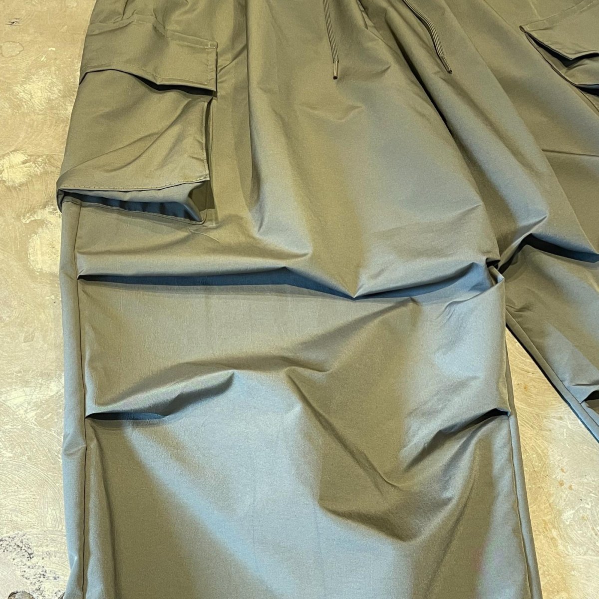 画像5: 【WONDERGROUND】KNEE TUCK WIDE SILHOUETTE CADGO PANTS / GREEN / OS (5)