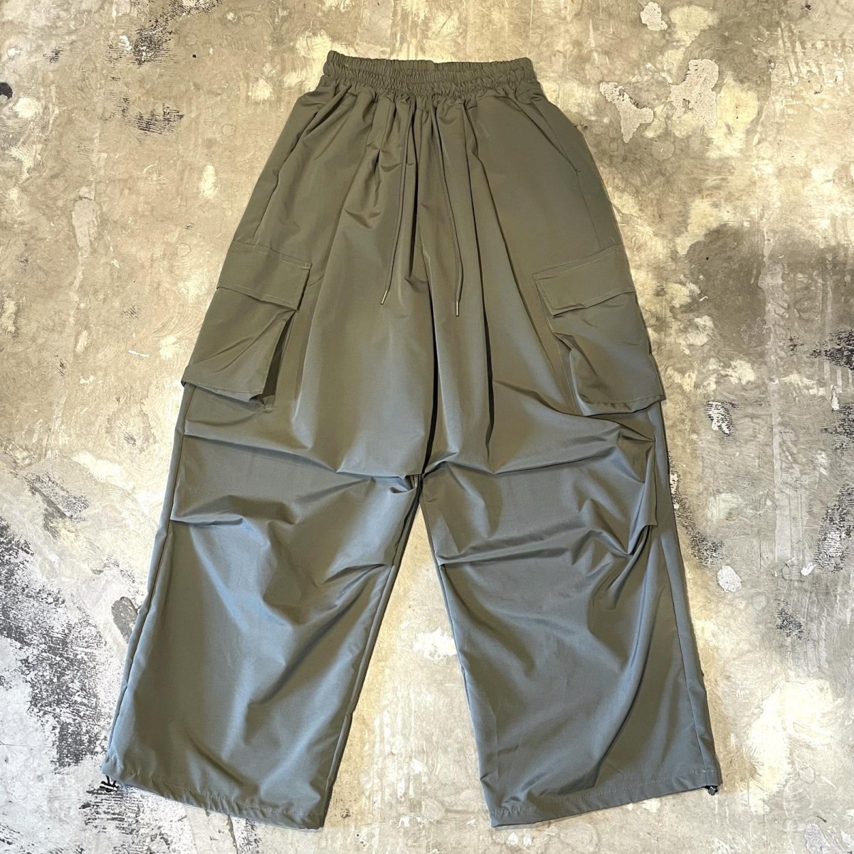 画像1: 【WONDERGROUND】KNEE TUCK WIDE SILHOUETTE CADGO PANTS / GREEN / OS (1)