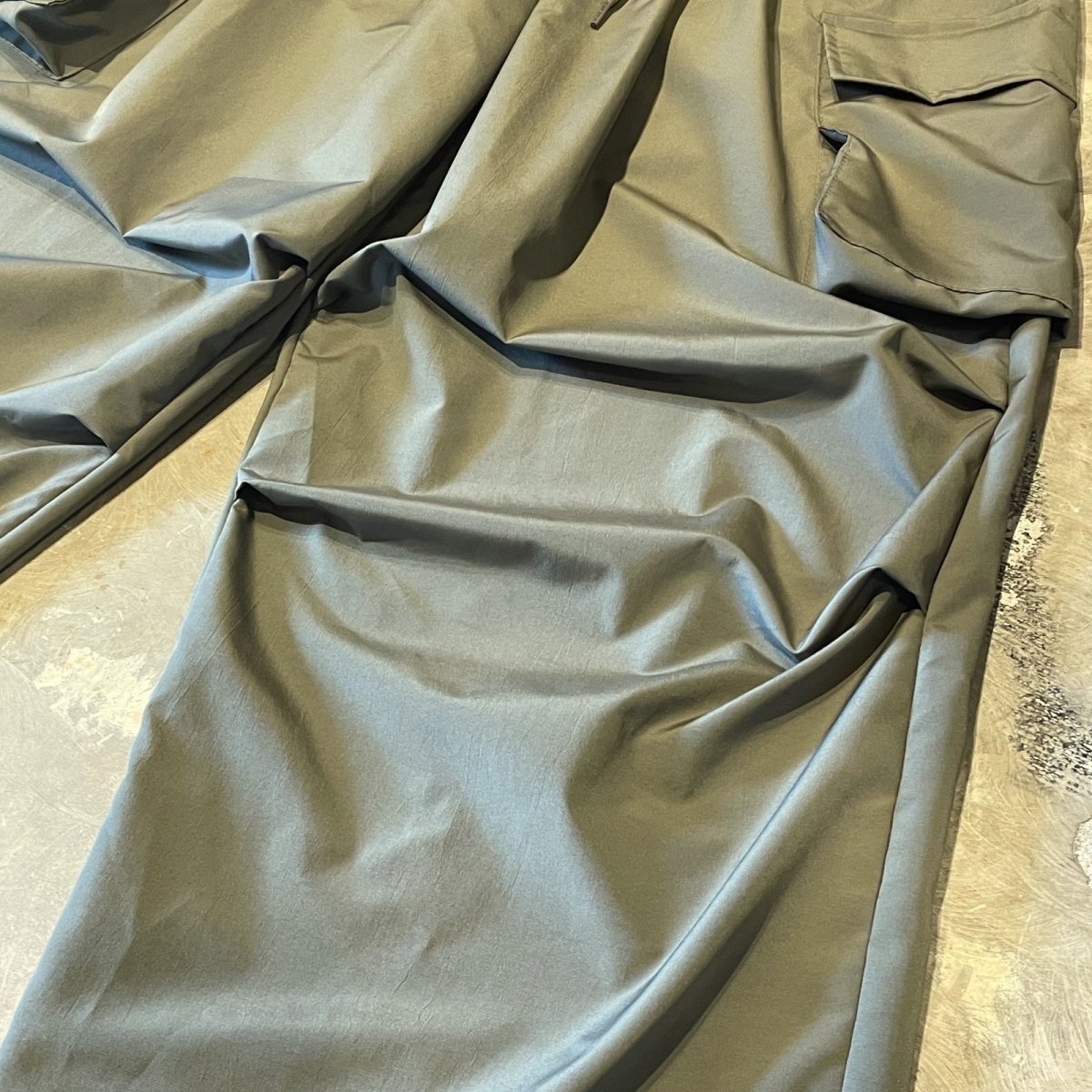 画像6: 【WONDERGROUND】KNEE TUCK WIDE SILHOUETTE CADGO PANTS / GREEN / OS (6)