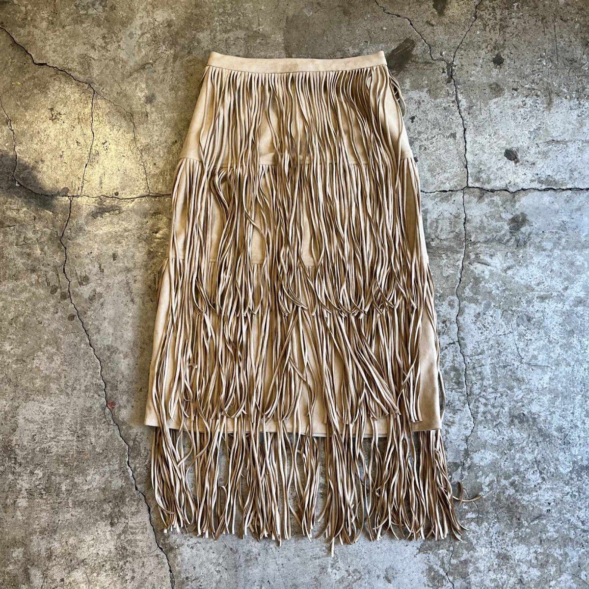 画像1: FAUX SUEDE TIERED DESIGN FRINGE SKIRT / W26 (1)