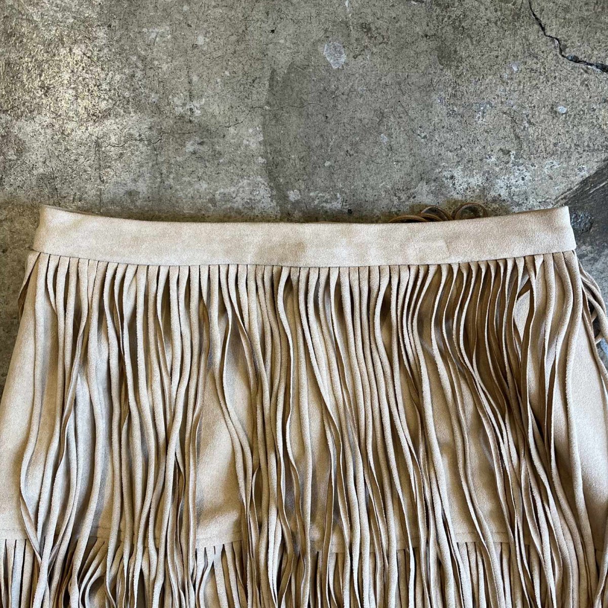 画像6: FAUX SUEDE TIERED DESIGN FRINGE SKIRT / W26 (6)