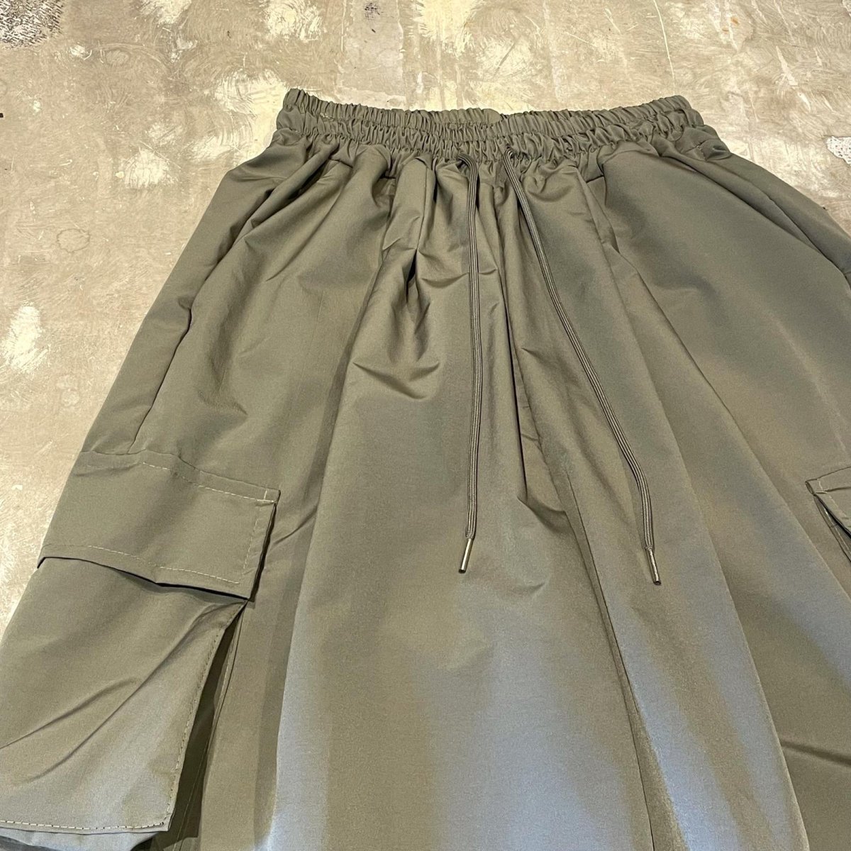 画像3: 【WONDERGROUND】KNEE TUCK WIDE SILHOUETTE CADGO PANTS / GREEN / OS (3)