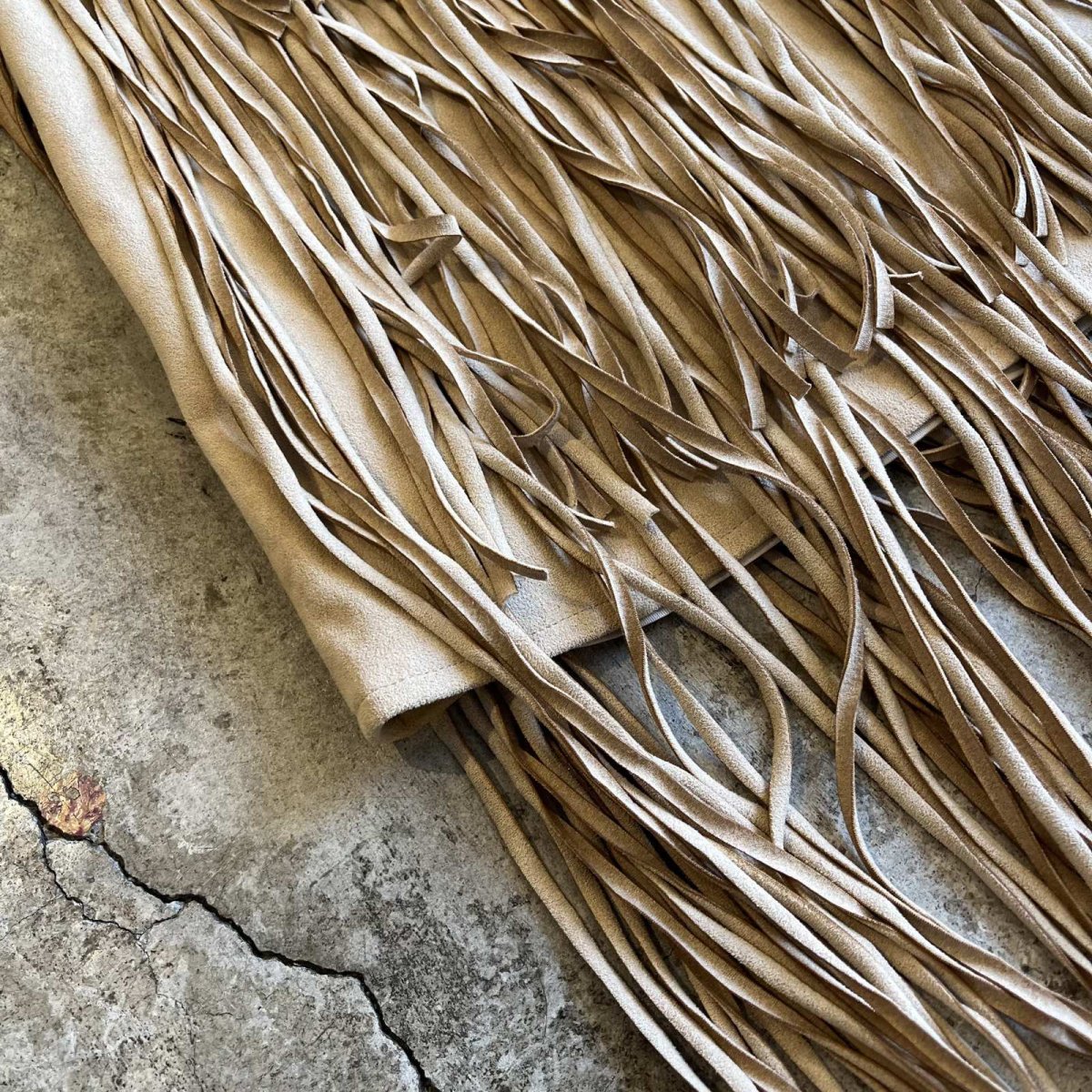 画像4: FAUX SUEDE TIERED DESIGN FRINGE SKIRT / W26 (4)