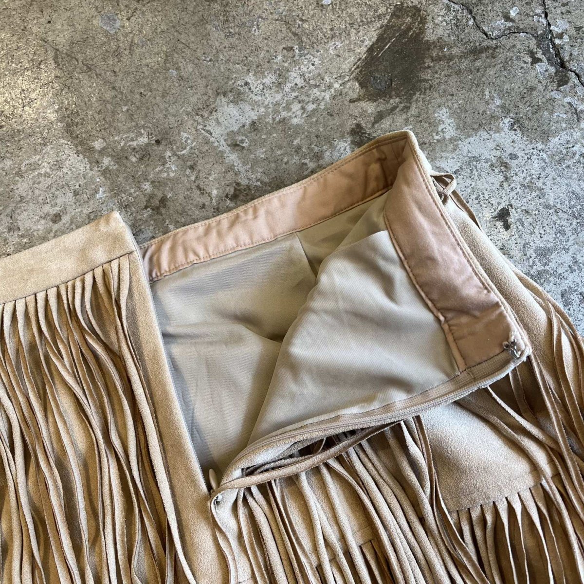 画像10: FAUX SUEDE TIERED DESIGN FRINGE SKIRT / W26 (10)