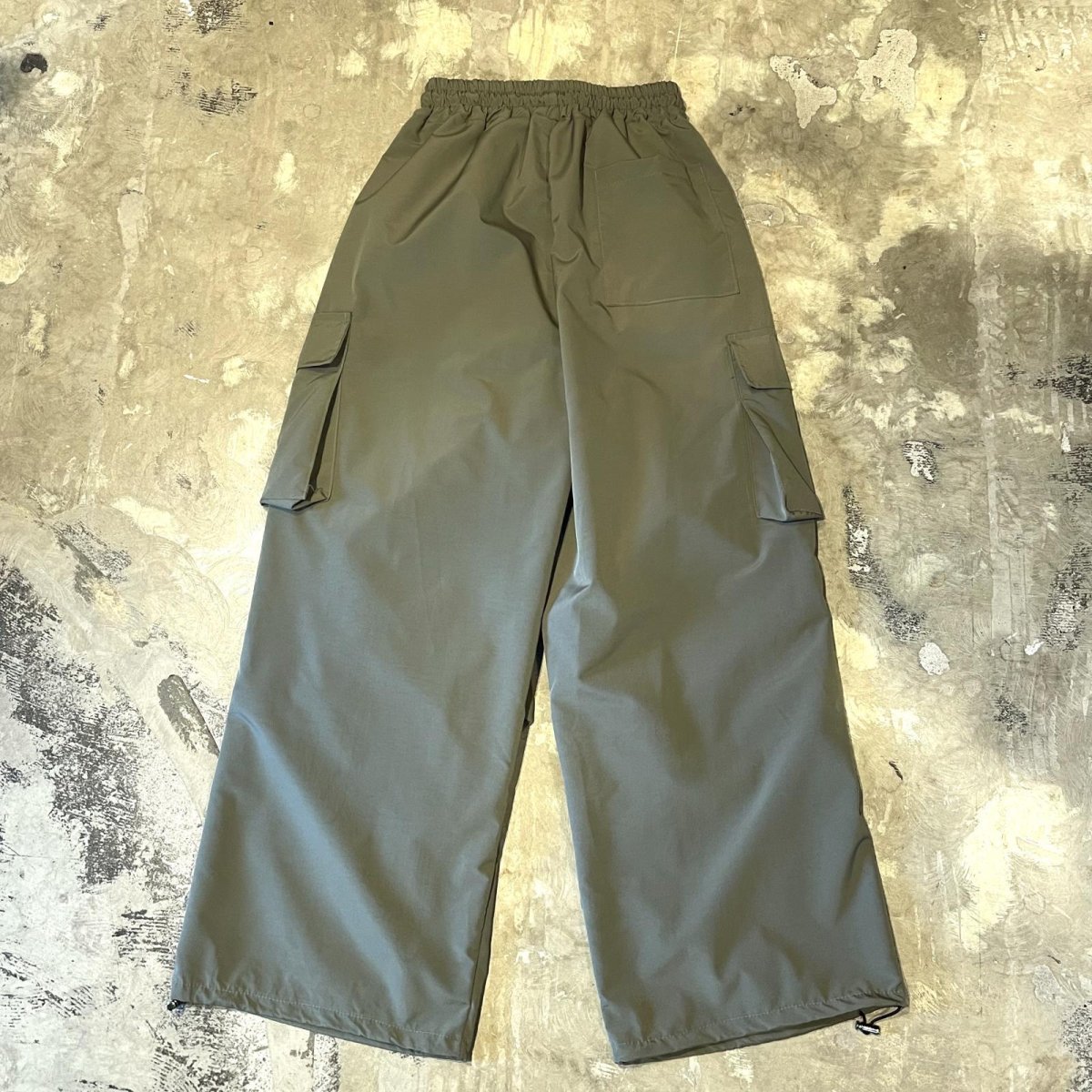 画像2: 【WONDERGROUND】KNEE TUCK WIDE SILHOUETTE CADGO PANTS / GREEN / OS (2)