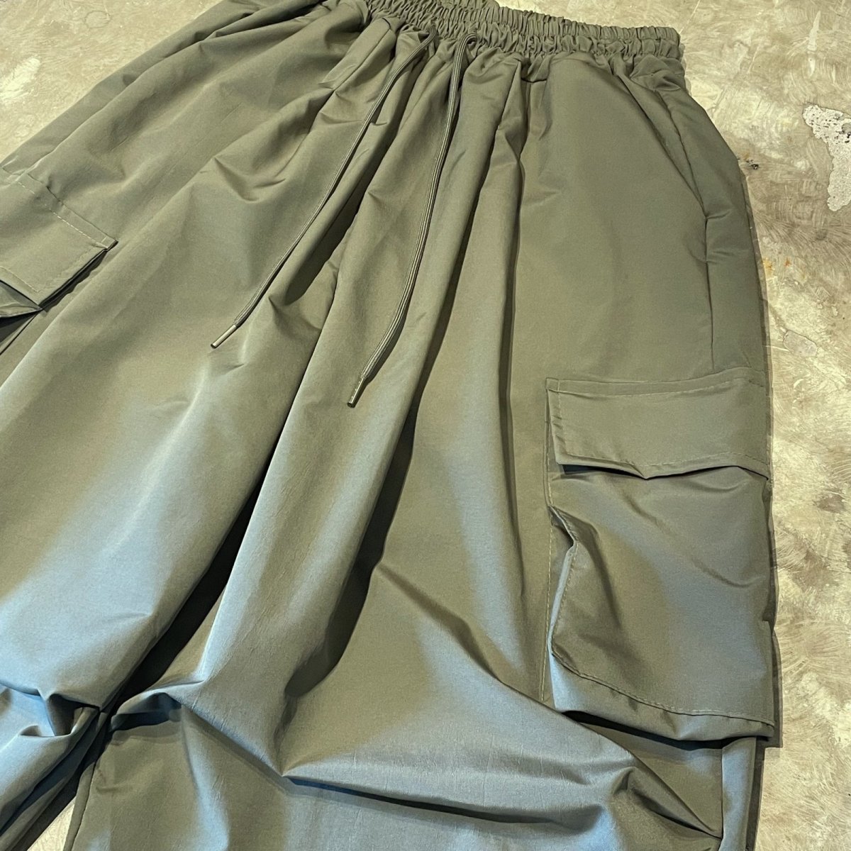 画像4: 【WONDERGROUND】KNEE TUCK WIDE SILHOUETTE CADGO PANTS / GREEN / OS (4)