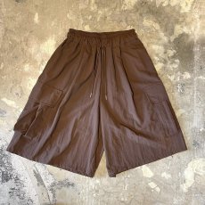 画像1: 【WONDERGROUND】WIDE SILHOUETTE CARGO STYLE SHORTS / BROWN / OS (1)