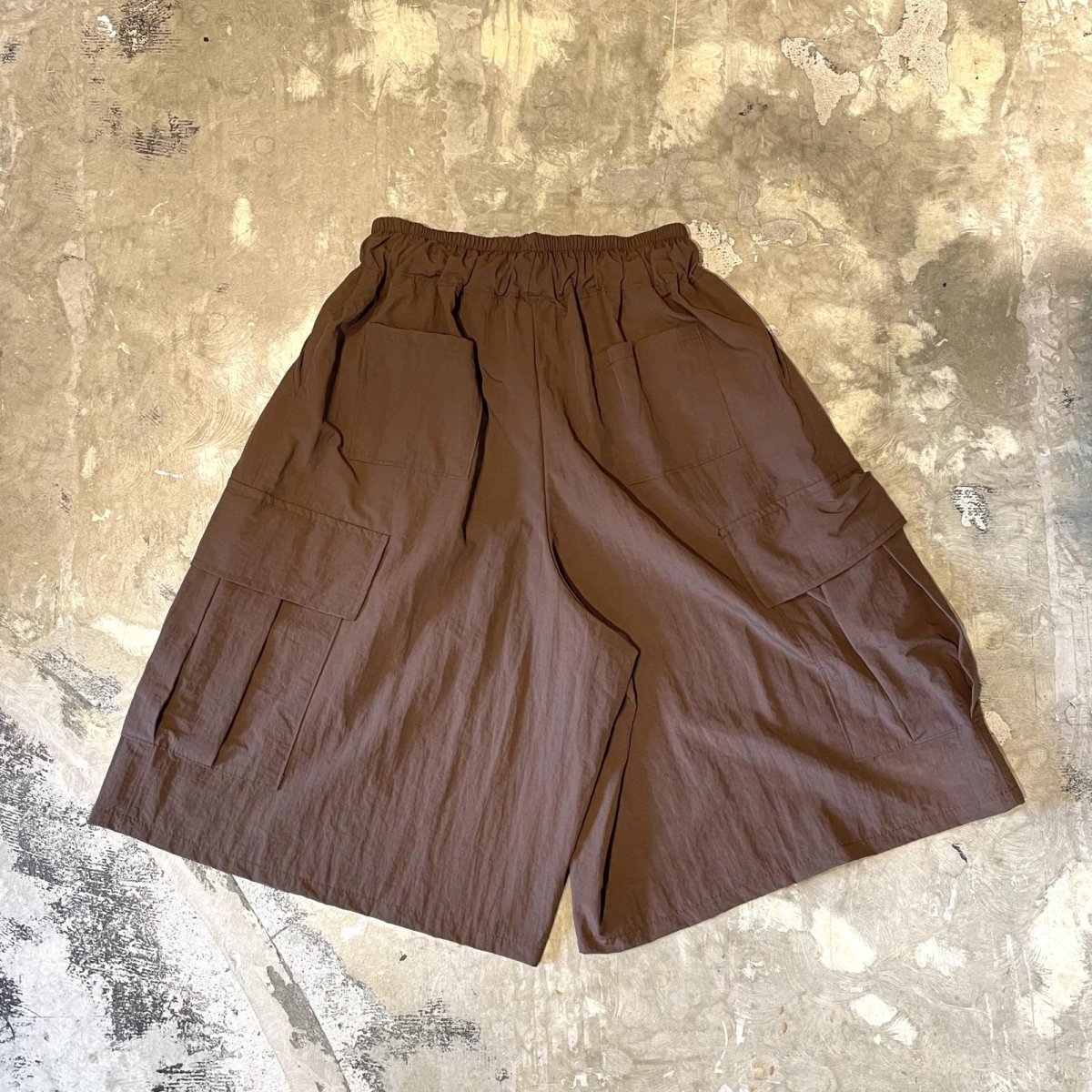 画像2: 【WONDERGROUND】WIDE SILHOUETTE CARGO STYLE SHORTS / BROWN / OS (2)