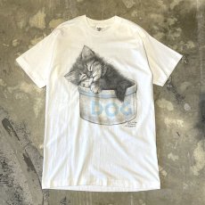 画像1: 90's FRONT SLEEPLING CAT PRINTED S/S TEE / Mens M (1)