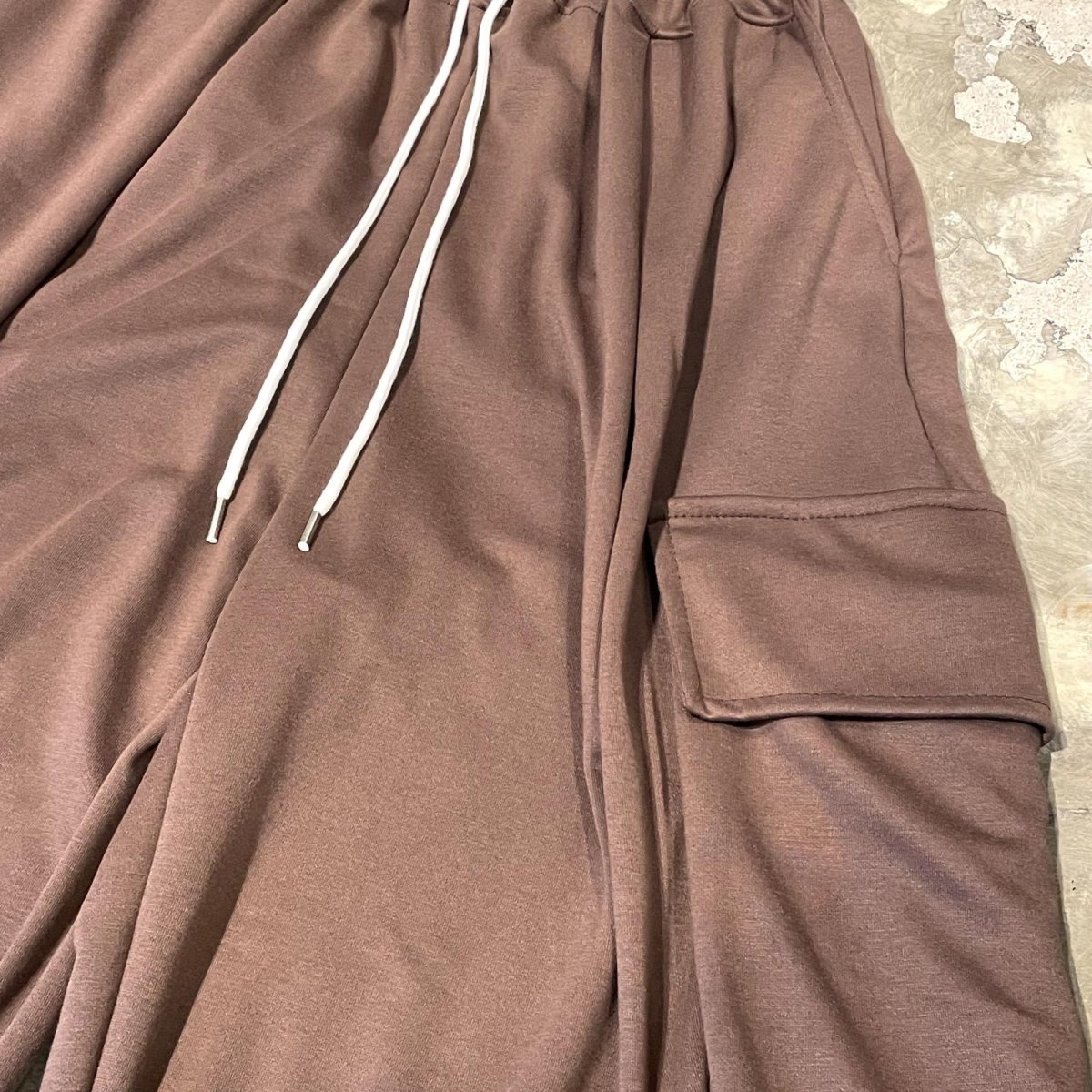 画像4: 【WONDERGROUND】BIG CARGO POCKET WIDE SWEAT PANTS / BROWN / OS (4)