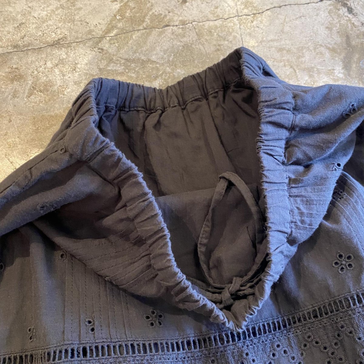 画像8: BLACK COLOR PUNCHING LACE DESIGN FLARE LONG SKIRT / FREE~W30 (8)