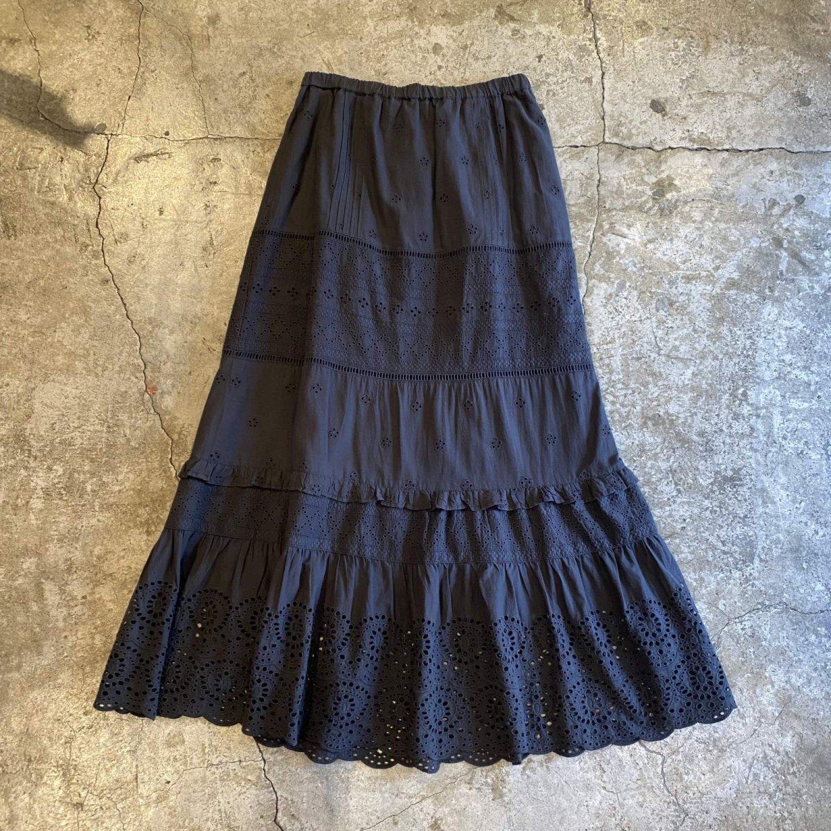 画像1: BLACK COLOR PUNCHING LACE DESIGN FLARE LONG SKIRT / FREE~W30 (1)