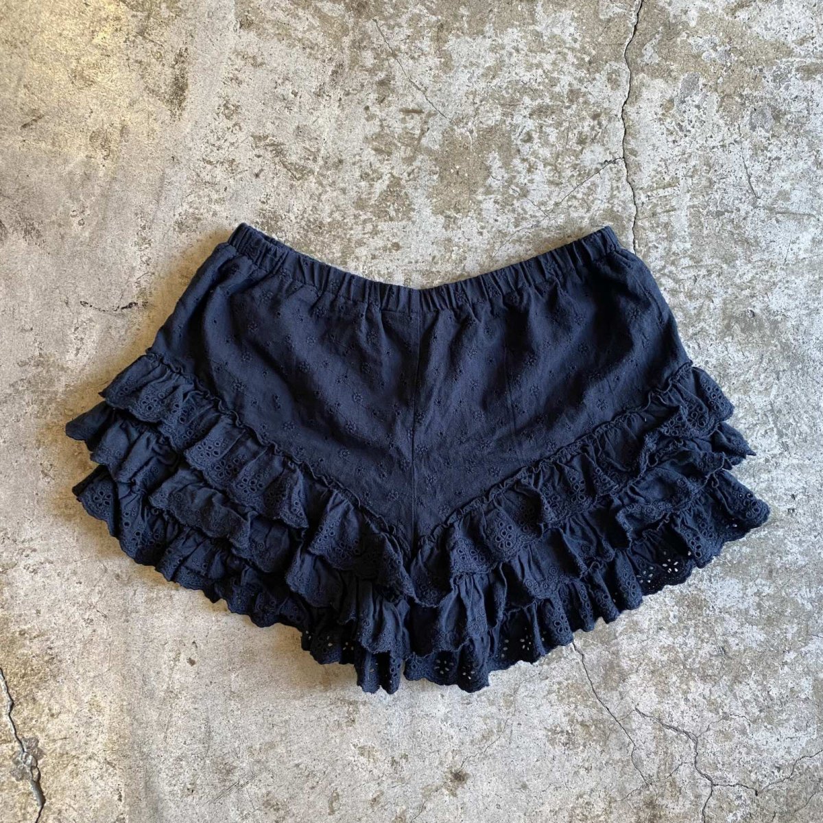 画像1: BLACK COLOR DESIGN TIERED FRILL SHORT PANTS / W24~W33 (1)