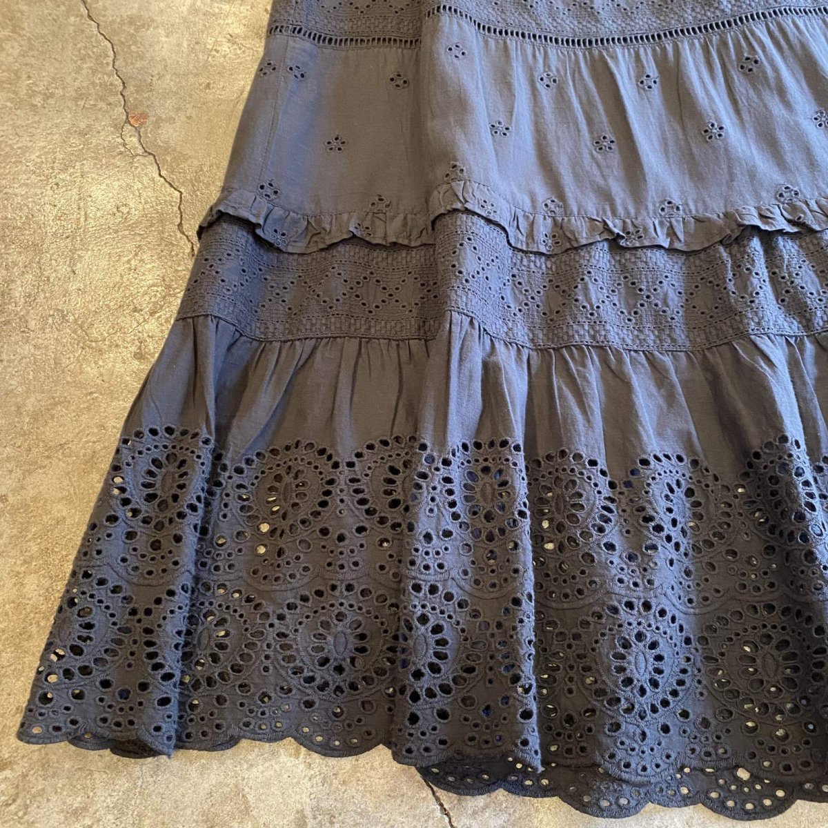 画像4: BLACK COLOR PUNCHING LACE DESIGN FLARE LONG SKIRT / FREE~W30 (4)