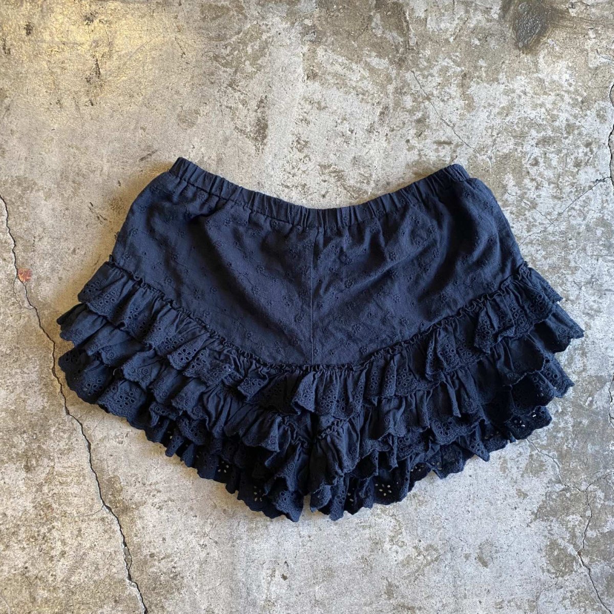画像2: BLACK COLOR DESIGN TIERED FRILL SHORT PANTS / W24~W33 (2)
