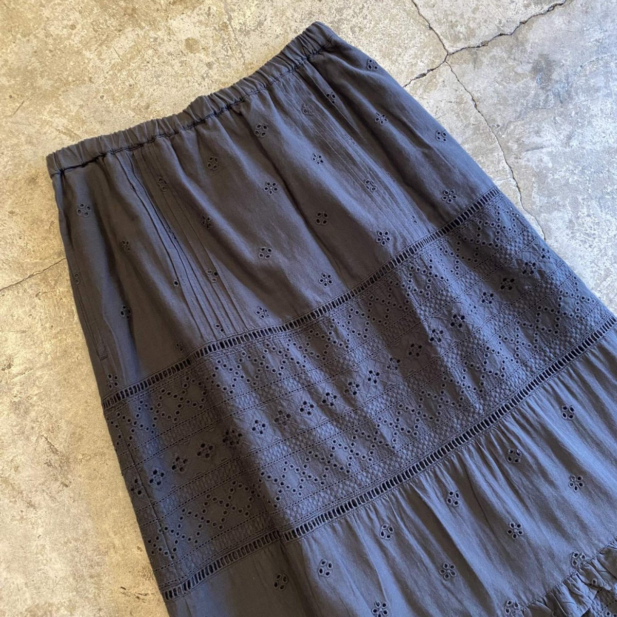 画像3: BLACK COLOR PUNCHING LACE DESIGN FLARE LONG SKIRT / FREE~W30 (3)