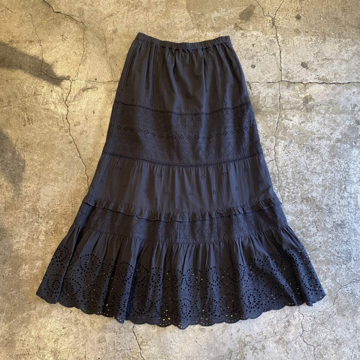 画像2: BLACK COLOR PUNCHING LACE DESIGN FLARE LONG SKIRT / FREE~W30 (2)