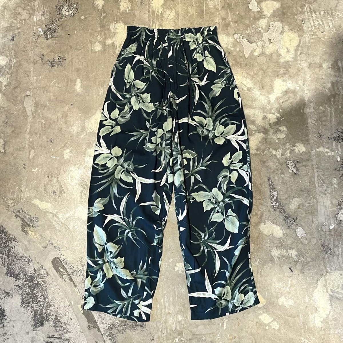 画像1: ALL OVER BOTANICAL PATTERN WIDE SILHOUETTE PANTS / ~W35 (1)
