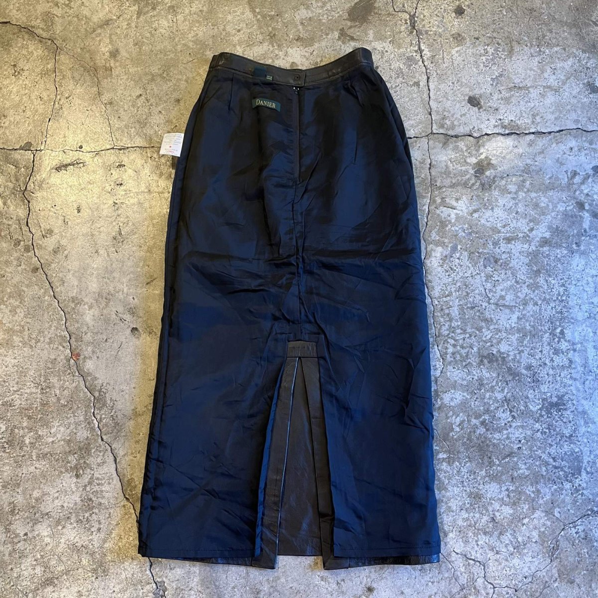 画像3: POINT SLIT DESIGN LEATHER LONG SKIRT / W25(6) / MADE IN CANADA (3)