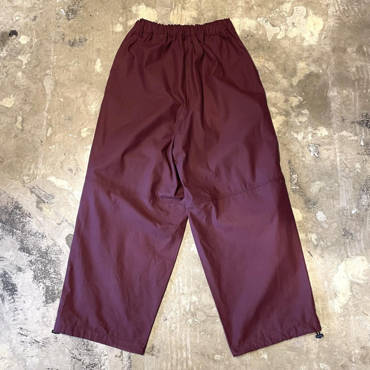 画像2: 【WONDERGROUND】KNEE TUCK COLOR COTTON WIDE PANTS / BURGUNDY / OS (2)
