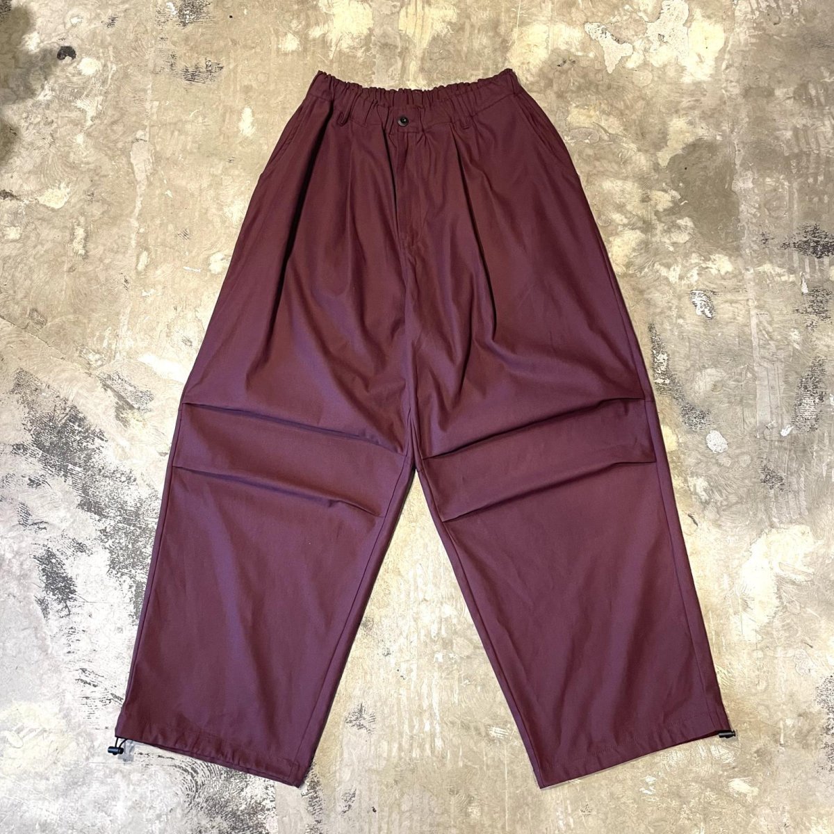 画像1: 【WONDERGROUND】KNEE TUCK COLOR COTTON WIDE PANTS / BURGUNDY / OS (1)