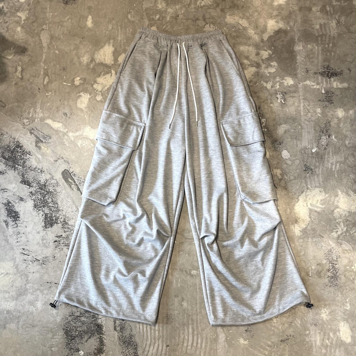 画像1: 【WONDERGROUND】BIG CARGO POCKET WIDE SWEAT PANTS / GRAY / OS (1)