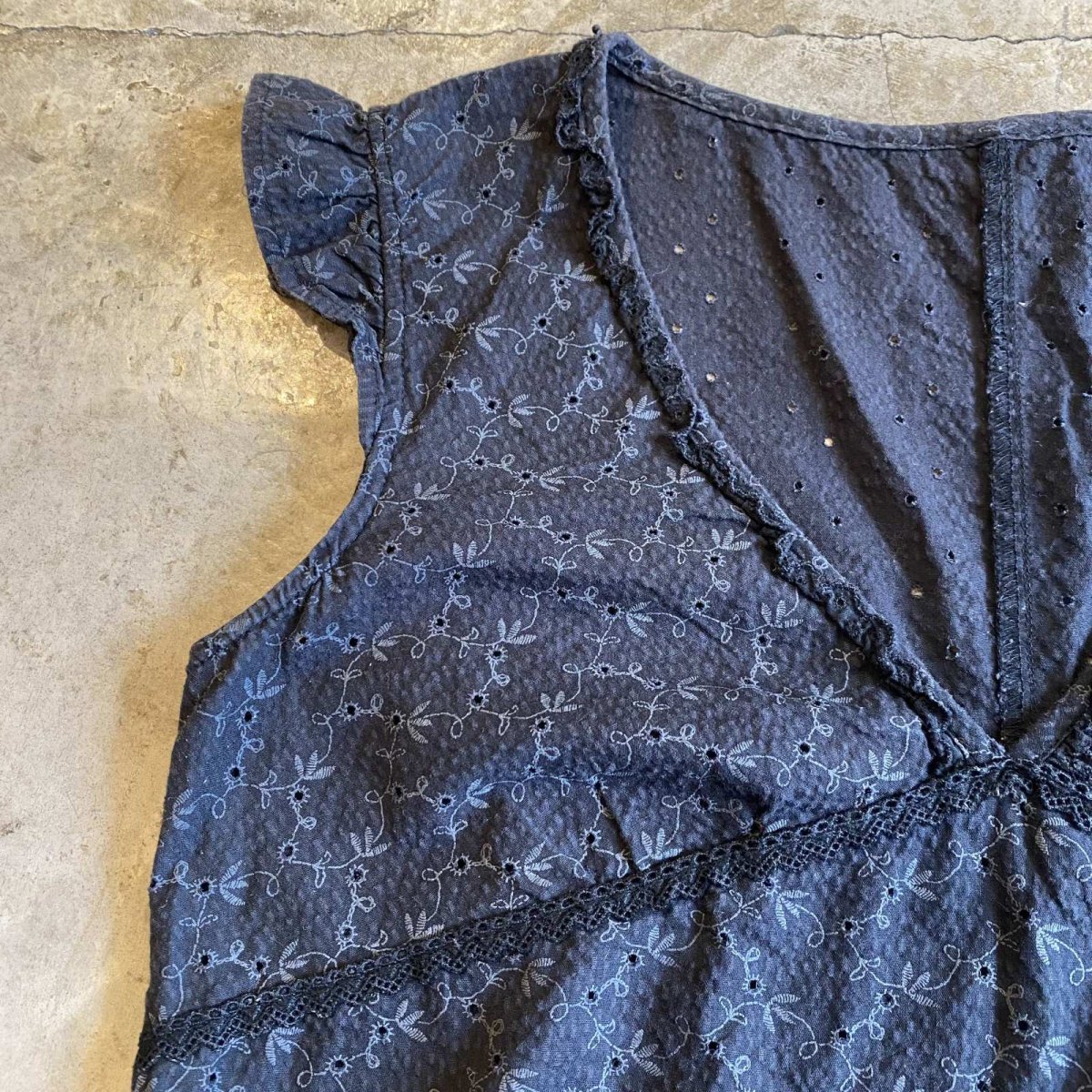 画像4: FLORAL EMBROIDERY PUNCHING FRILL DESIGN N/S TOPS / Ladies M (4)