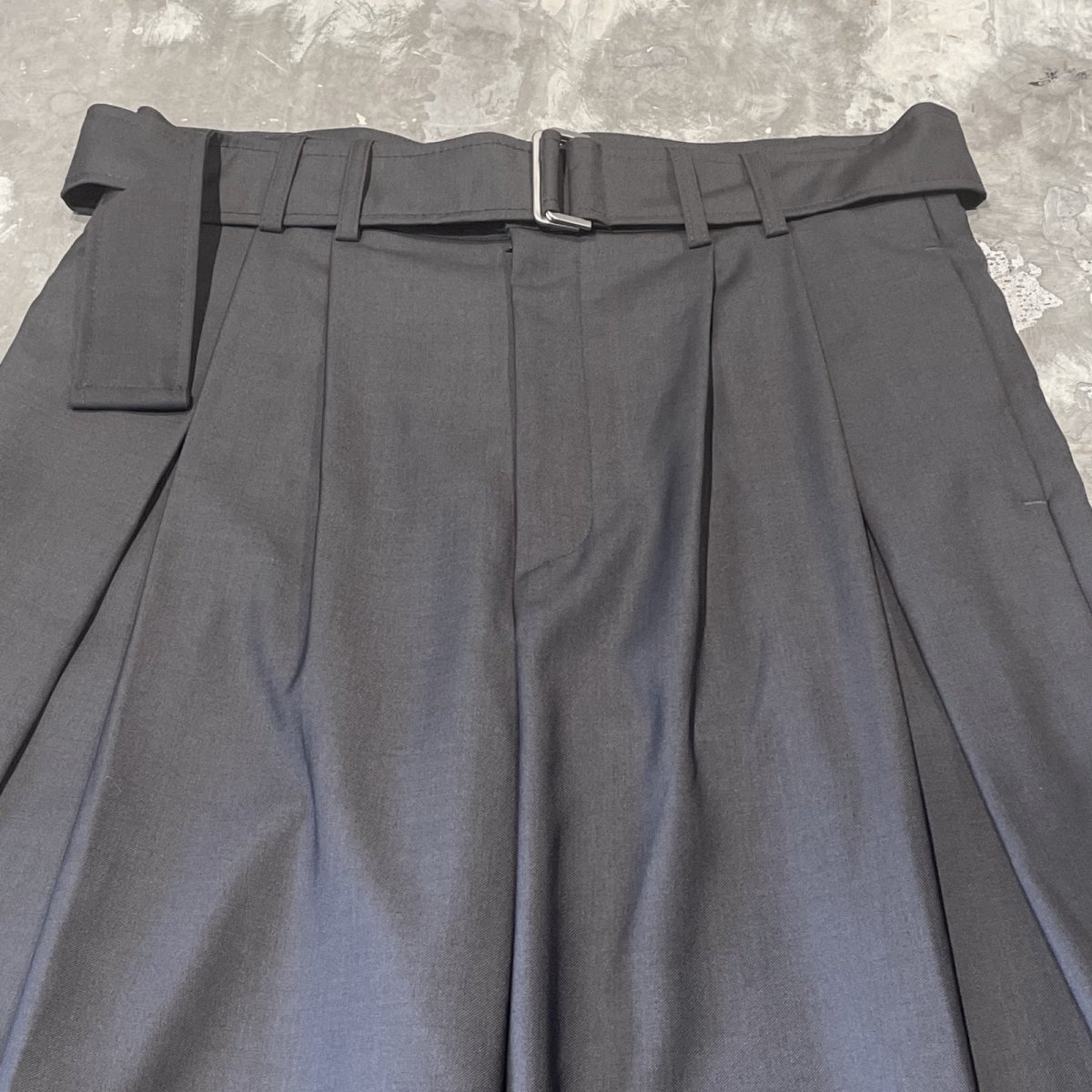 画像10: 【WONDERGROUND】DESIGN TUCK WIDE SILHOUETTE BELTED SLACKS / GREY / OS (10)
