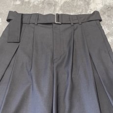 画像10: 【WONDERGROUND】DESIGN TUCK WIDE SILHOUETTE BELTED SLACKS / GRAY / OS (10)