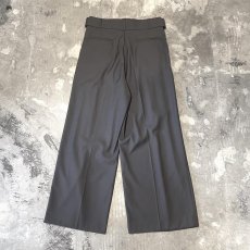 画像2: 【WONDERGROUND】DESIGN TUCK WIDE SILHOUETTE BELTED SLACKS / GRAY / OS (2)