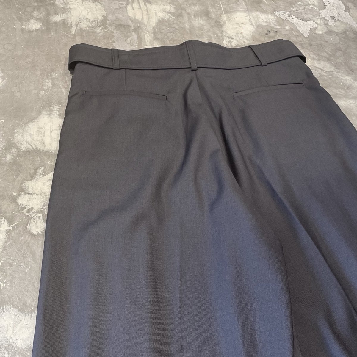 画像9: 【WONDERGROUND】DESIGN TUCK WIDE SILHOUETTE BELTED SLACKS / GREY / OS (9)