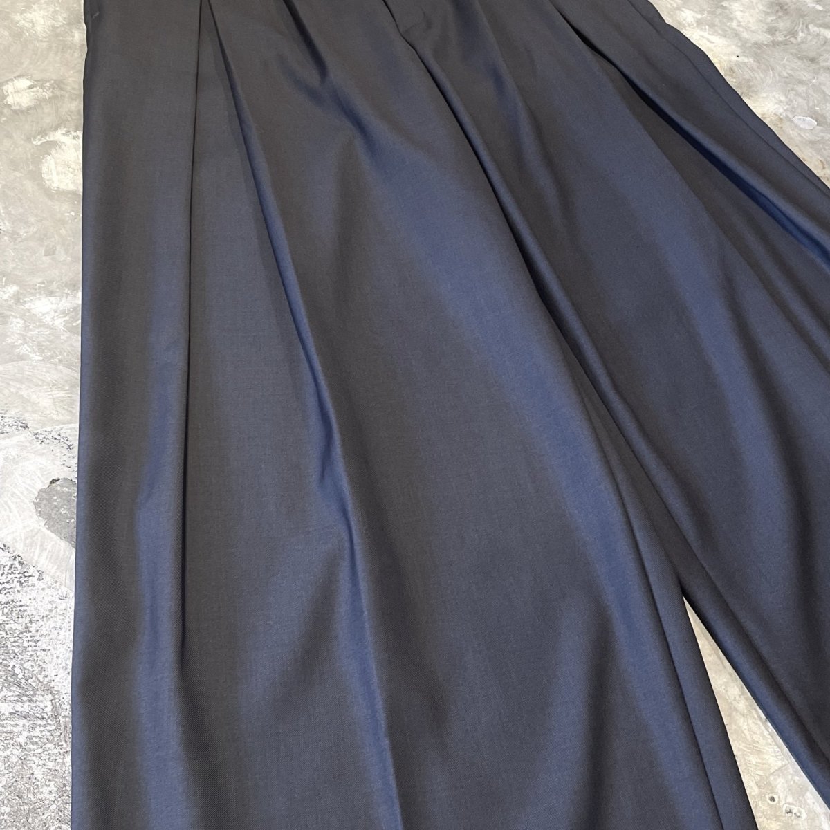 画像5: 【WONDERGROUND】DESIGN TUCK WIDE SILHOUETTE BELTED SLACKS / GREY / OS (5)