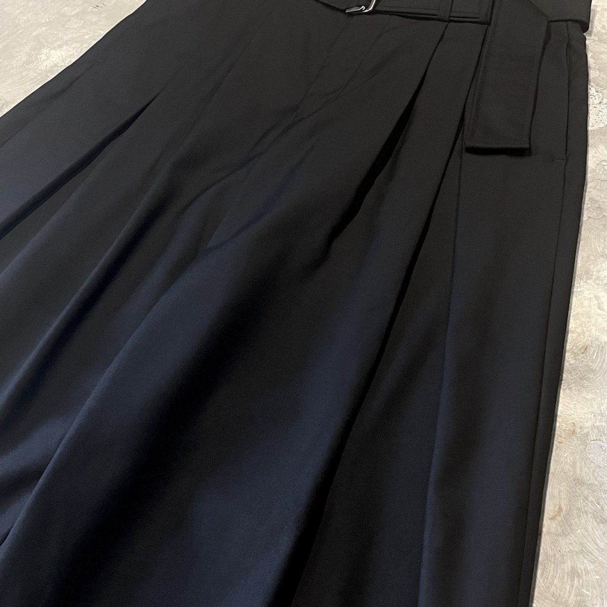 画像4: 【WONDERGROUND】DESIGN TUCK WIDE SILHOUETTE BELTED SLACKS / BLACK / OS (4)